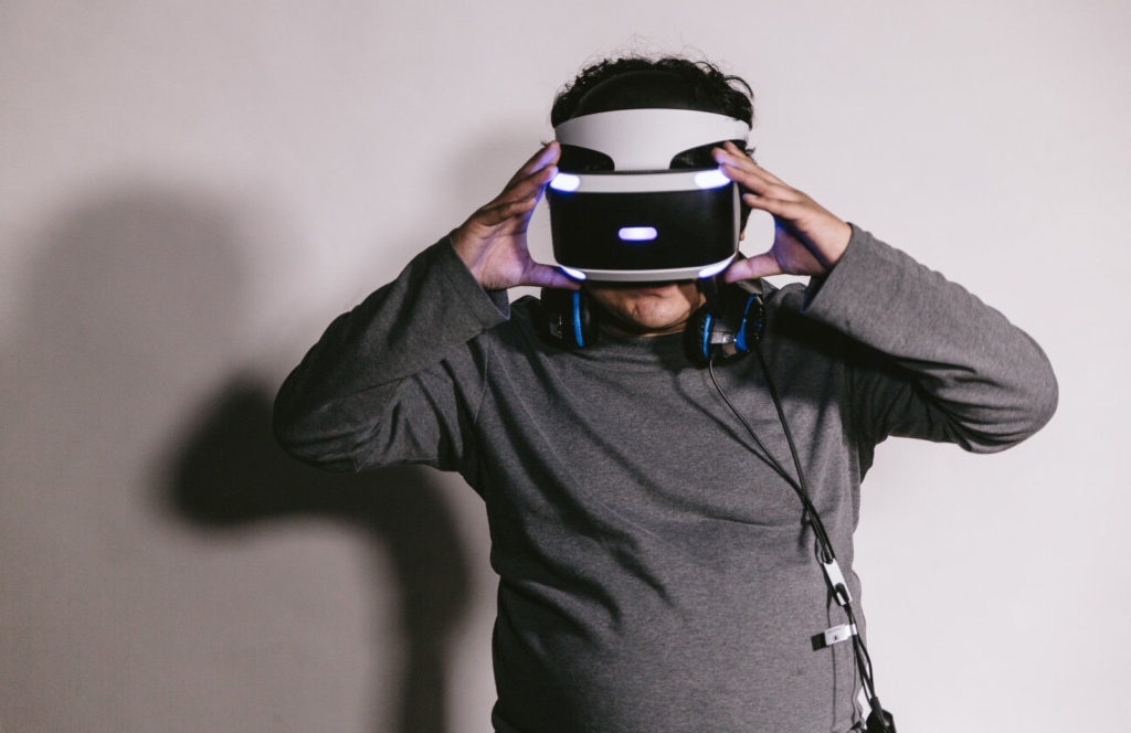 仮想現実を表す「VR」という言葉の読み方(発音)とは？